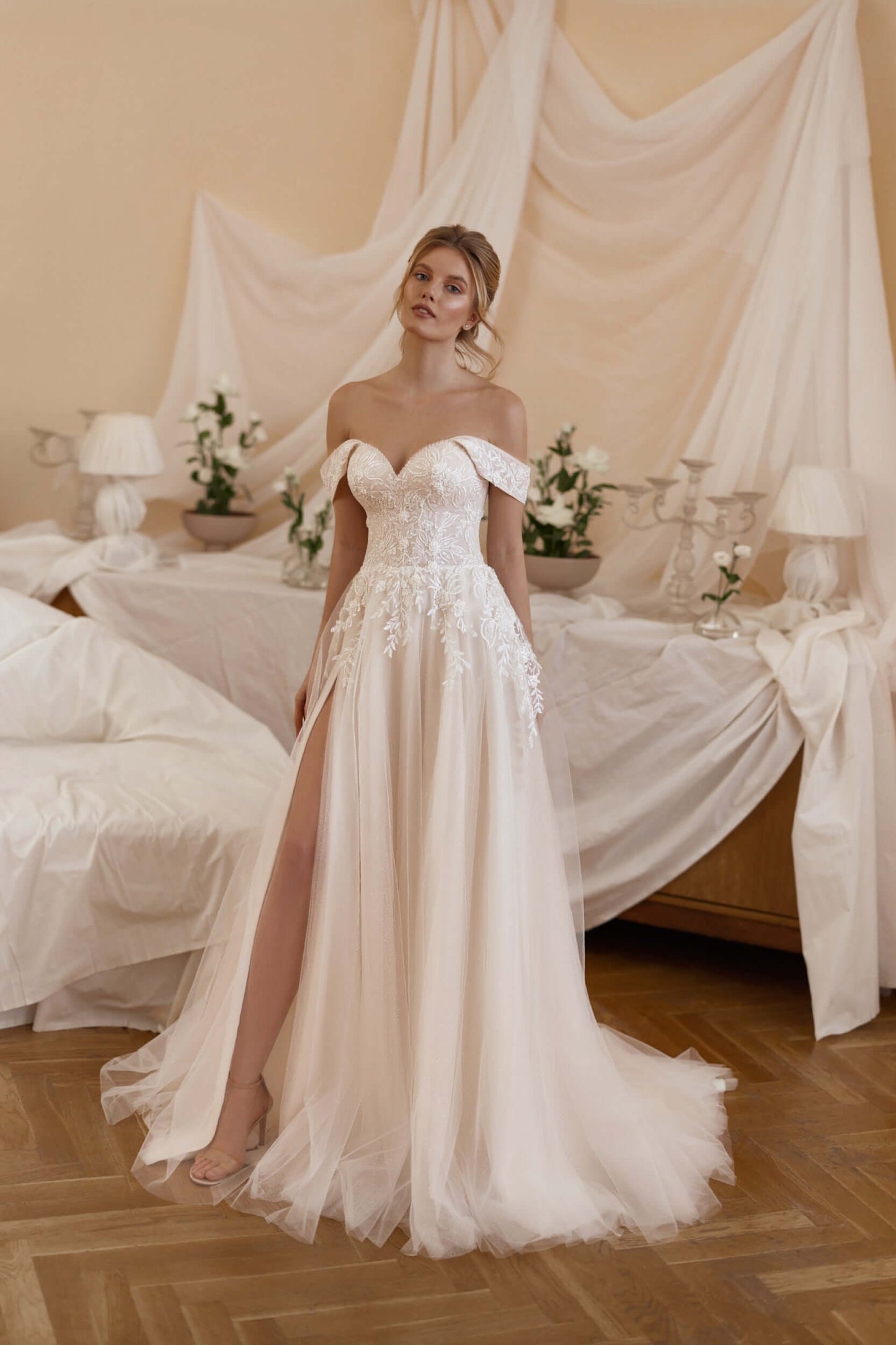 braut im angesagten brautkleid mit beinschlitz und carmen ärmel