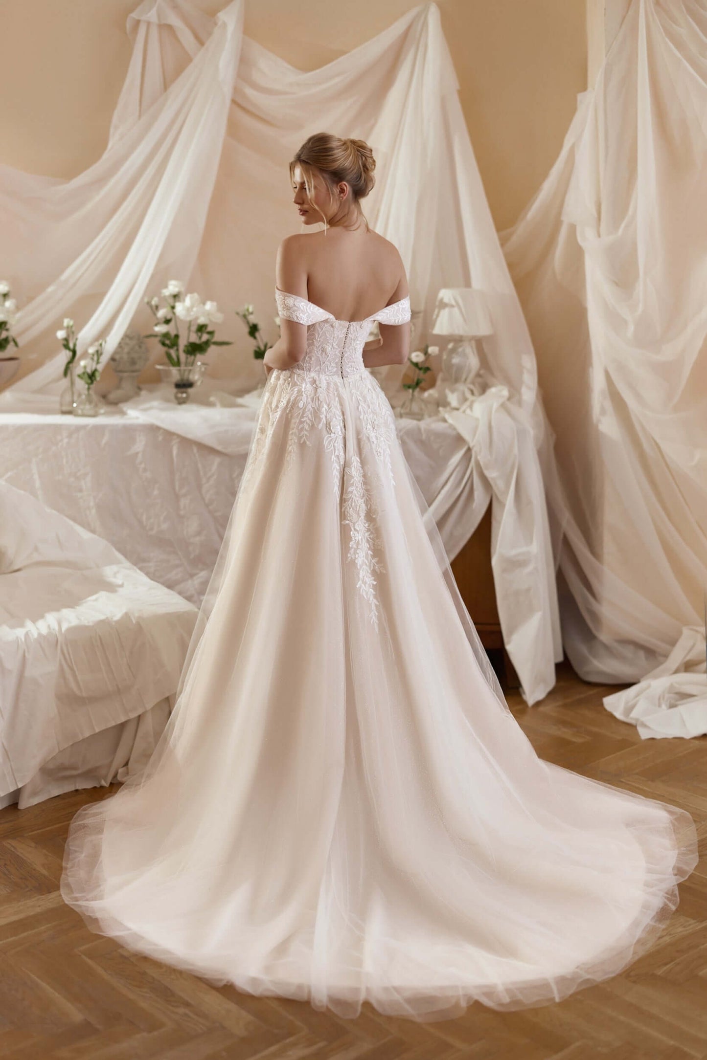 braut im a-linie brautkleid mit langer schleppe und carmen ärmel