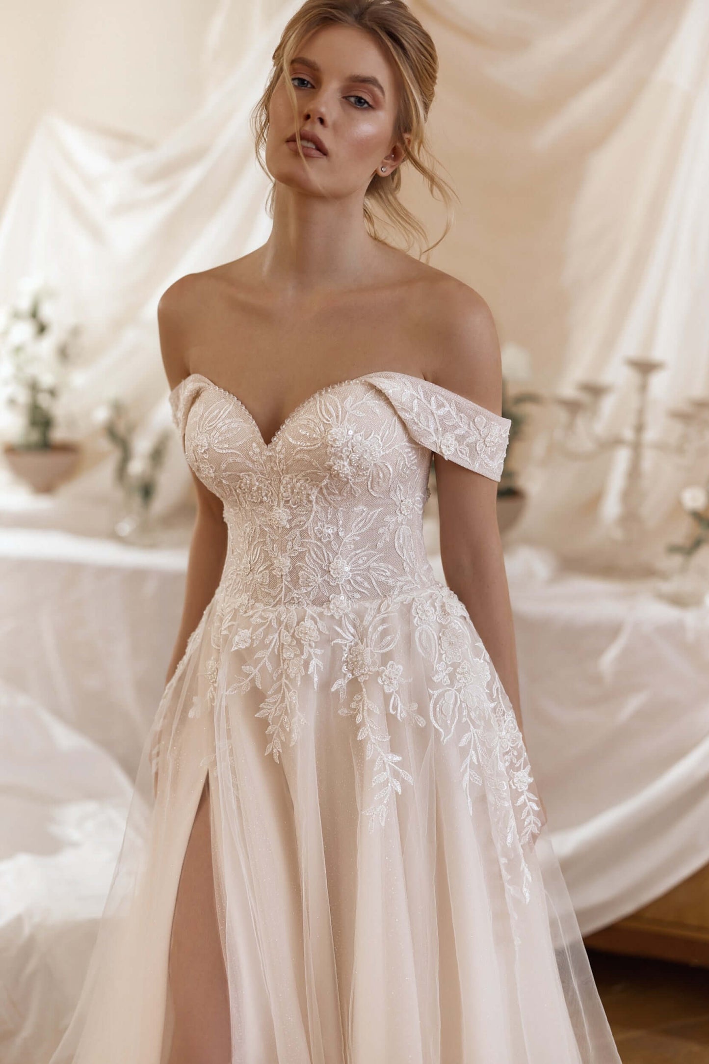braut im brautkleid mit carmen ärmel und herzaussschnitt