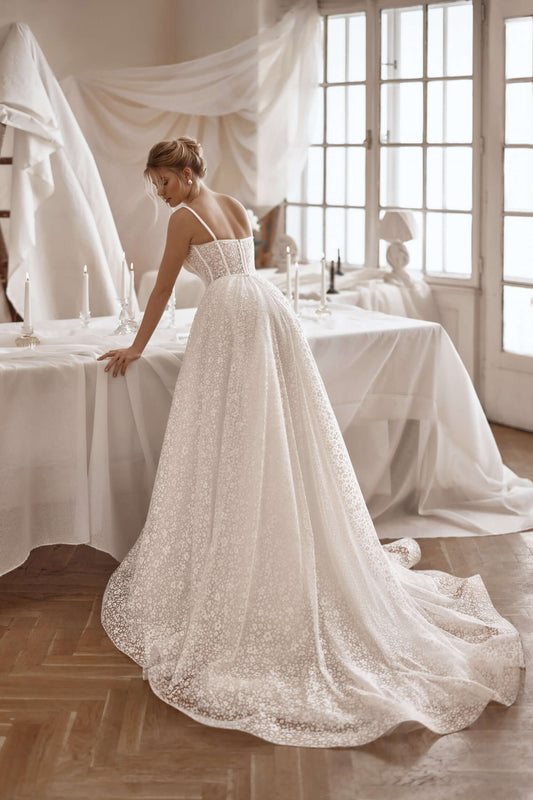 braut im leichten blumen brautkleid mit langer schleppe