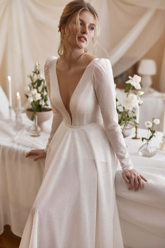 braut im jumpsuit brautkleid am tisch