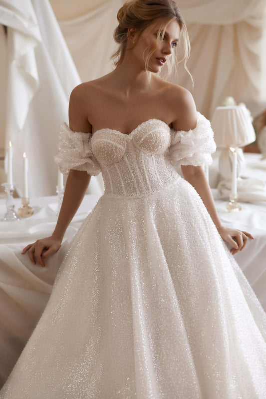 braut im angesagten perlen brautkleid mit ärmel