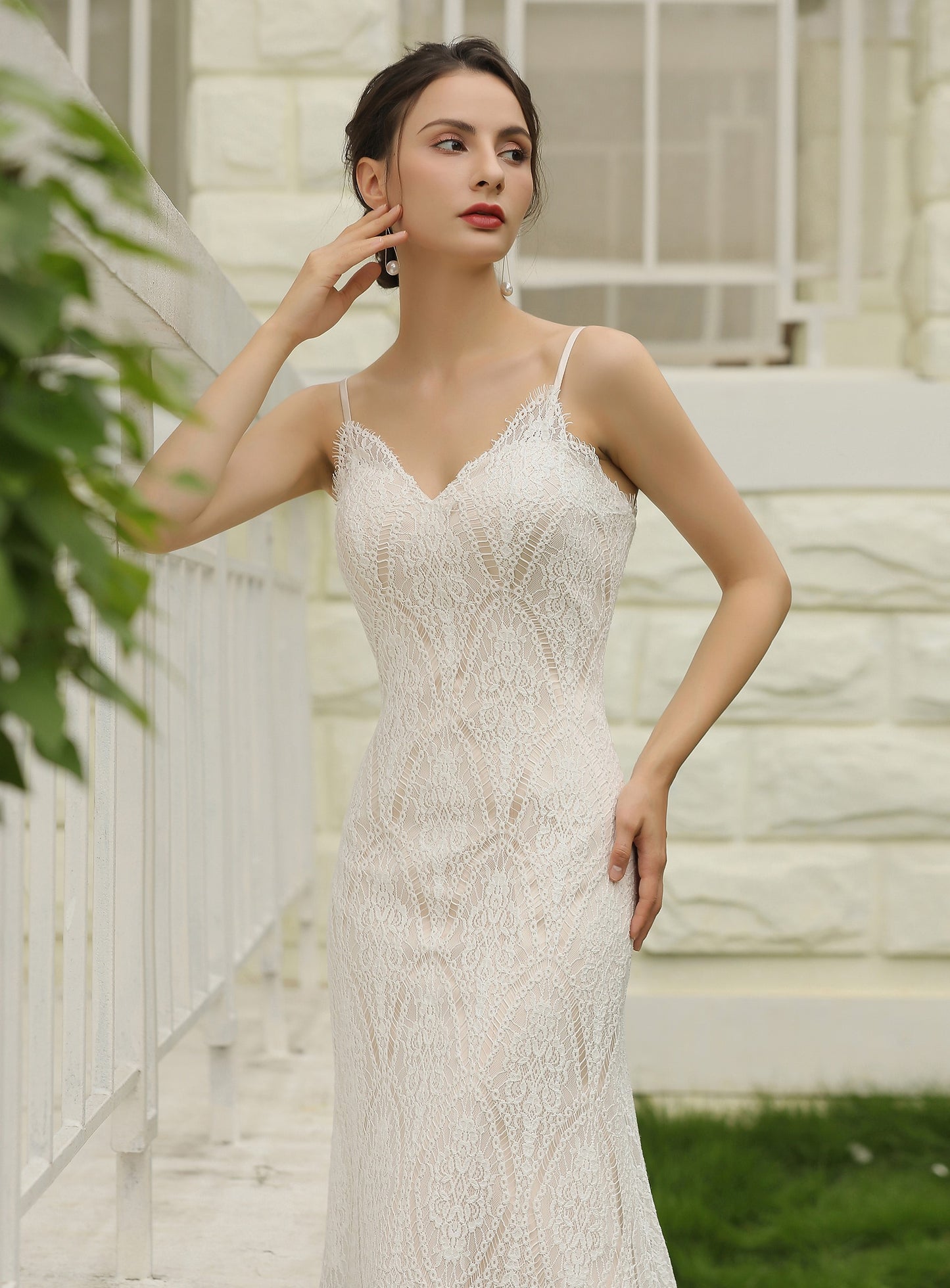 braut im brautkleid aus spitze mit v-ausschnitt