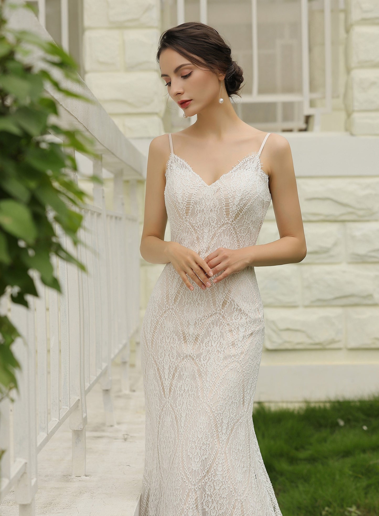 braut im modernen vintage brautkleid mit spitze