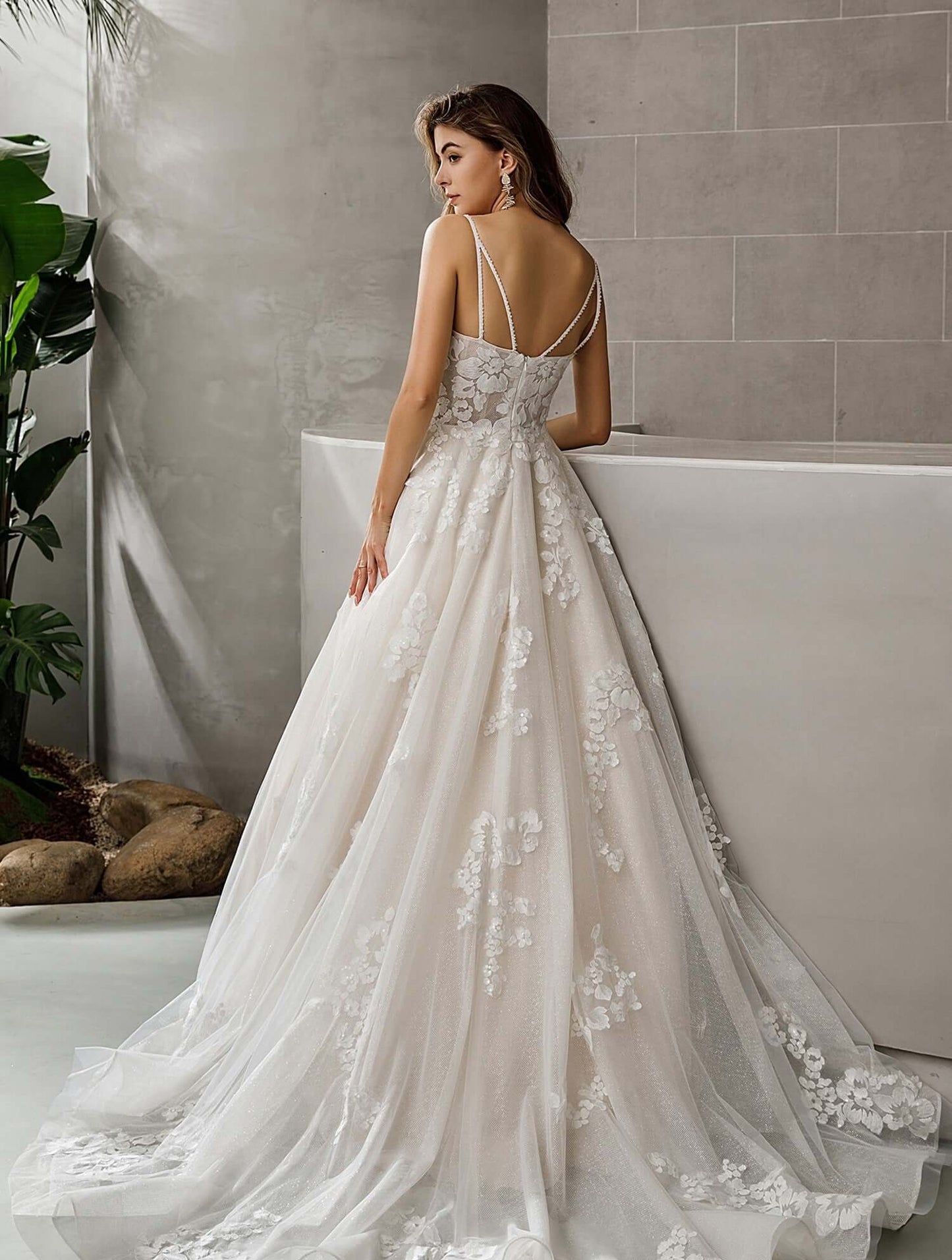 braut im boho a-linie brautkleid mit langer schleppe und glitzer