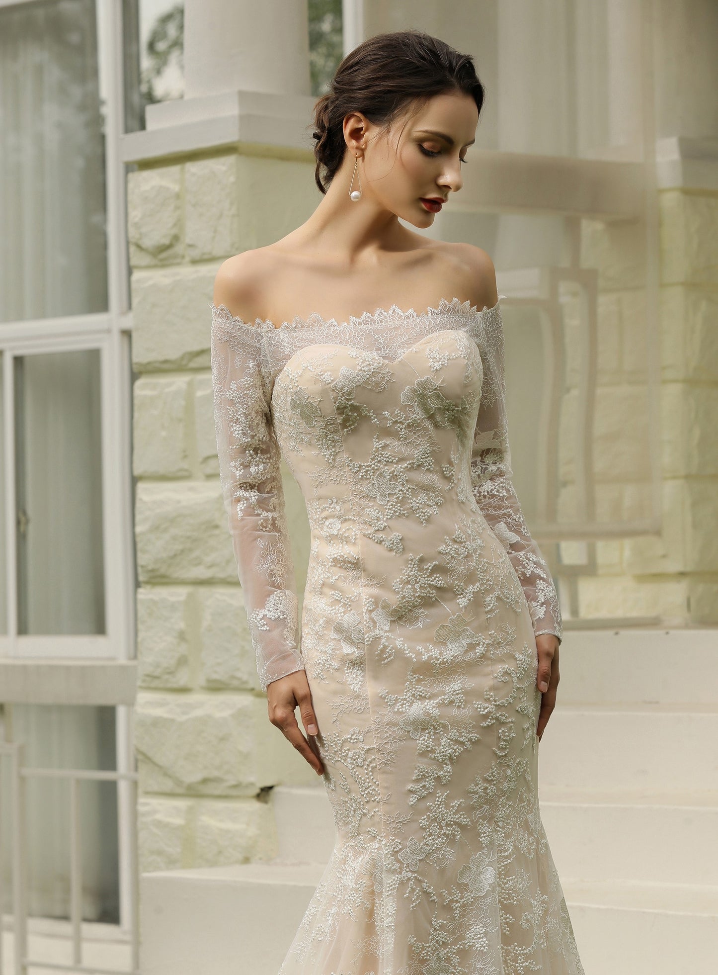 braut im langärmligen fit and flare brautkleid