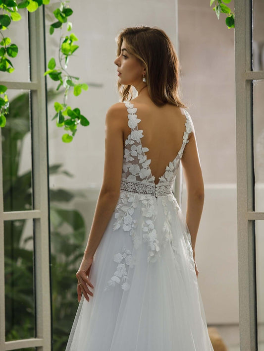 rückenausschnitt von braut im weißen boho brautkleid