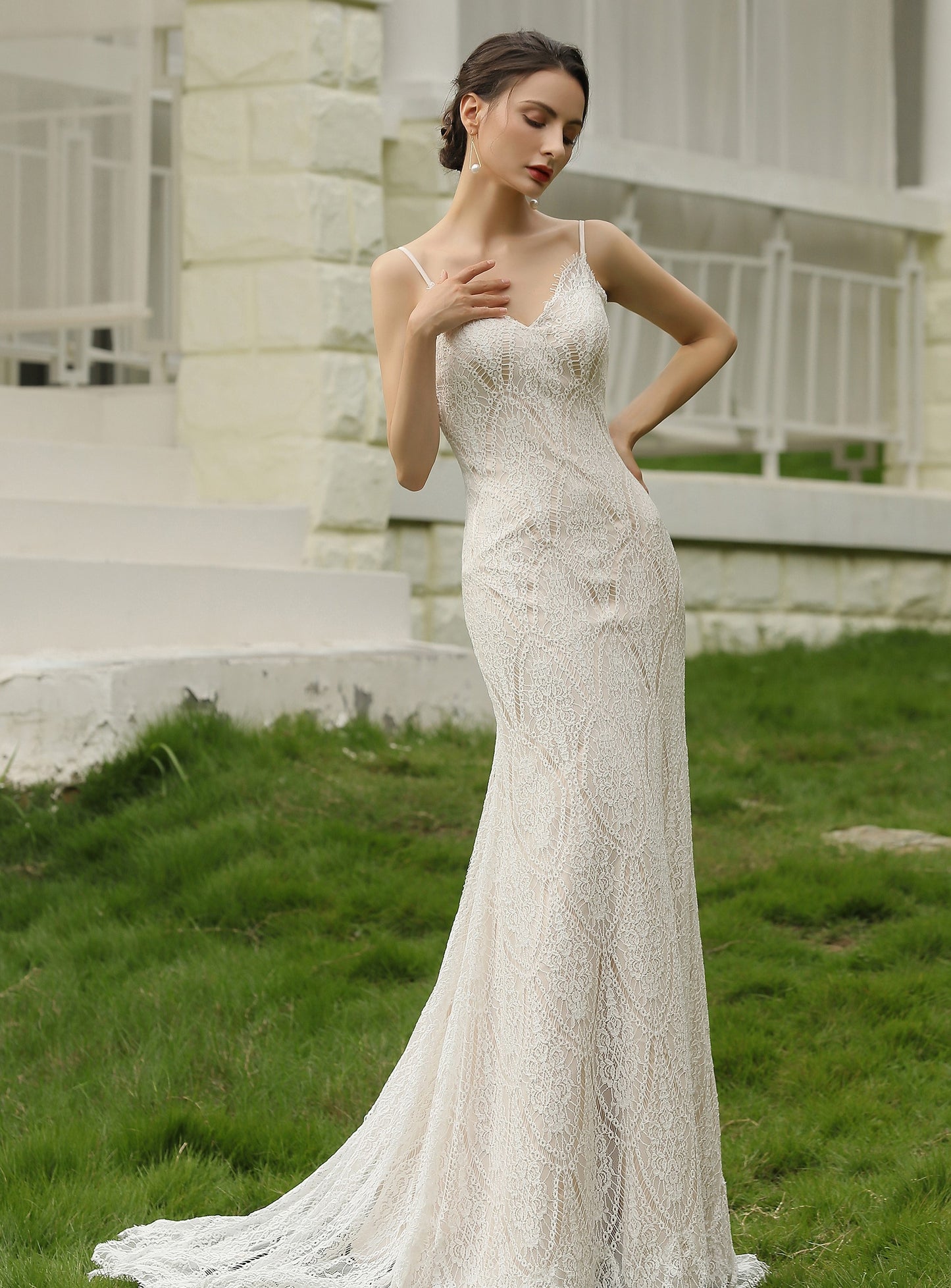 braut im schlichten spitzenbrautkleid im vintage look