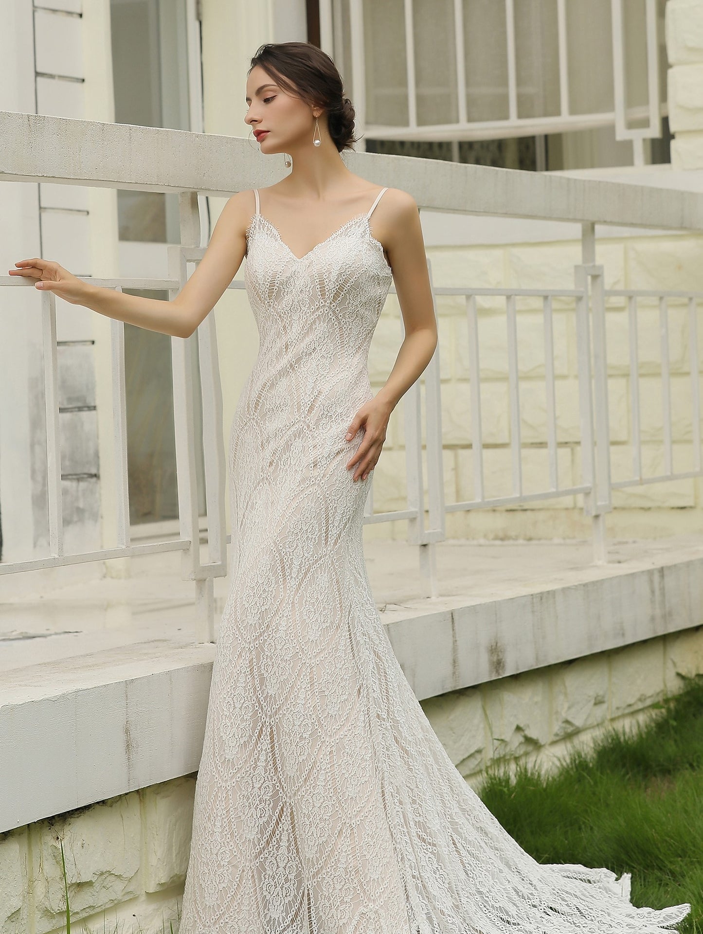 braut im nudefarbenen fit and flare brautkleid aus spitze