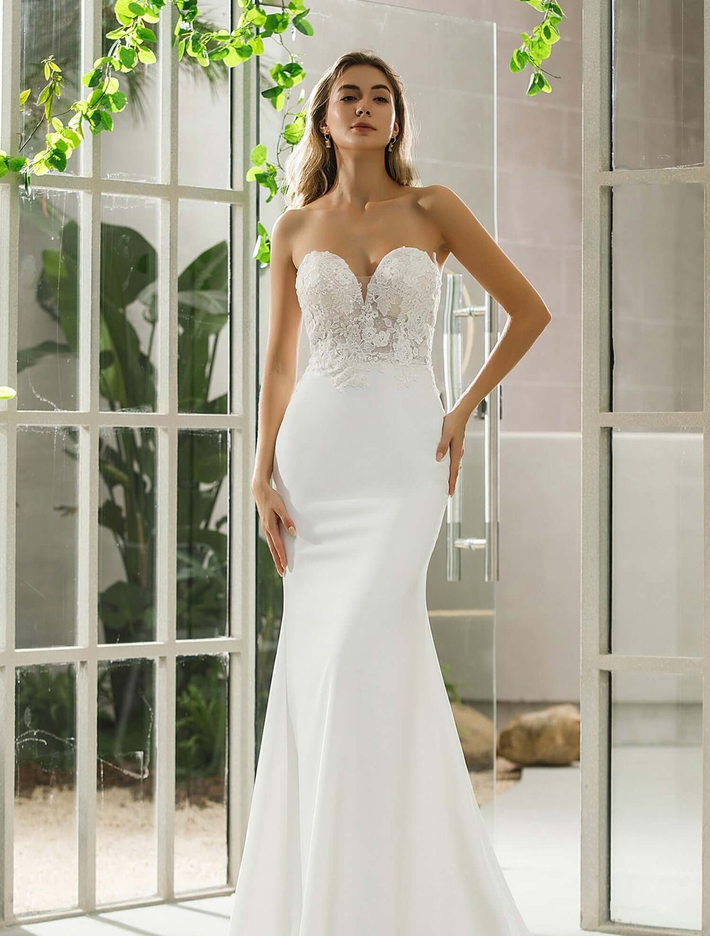 braut im schlichten brautkleid in ivory
