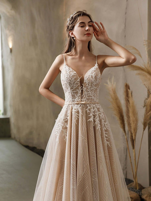 außergewöhnliches brautkleid mit glitzer und tiefem ausschnitt