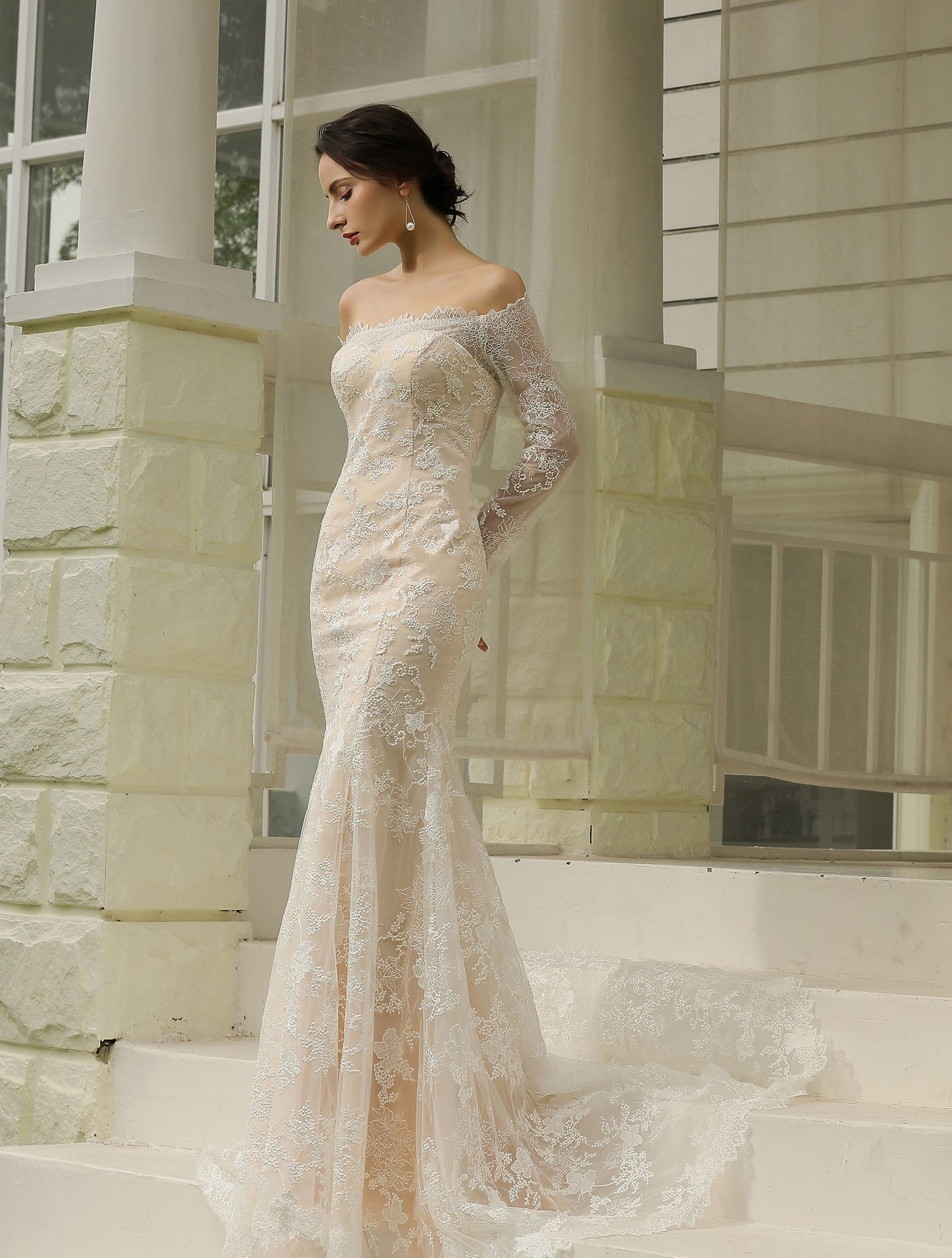 braut im langärmligen vintage brautkleid