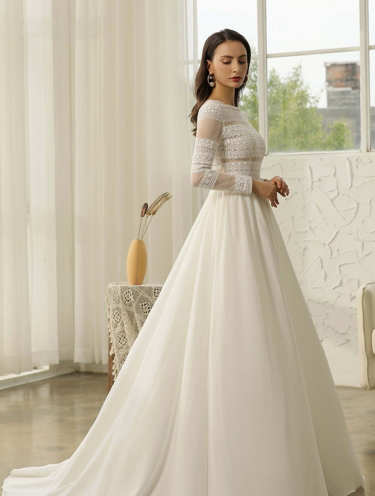 braut im modernen boho brautkleid ganzkörper