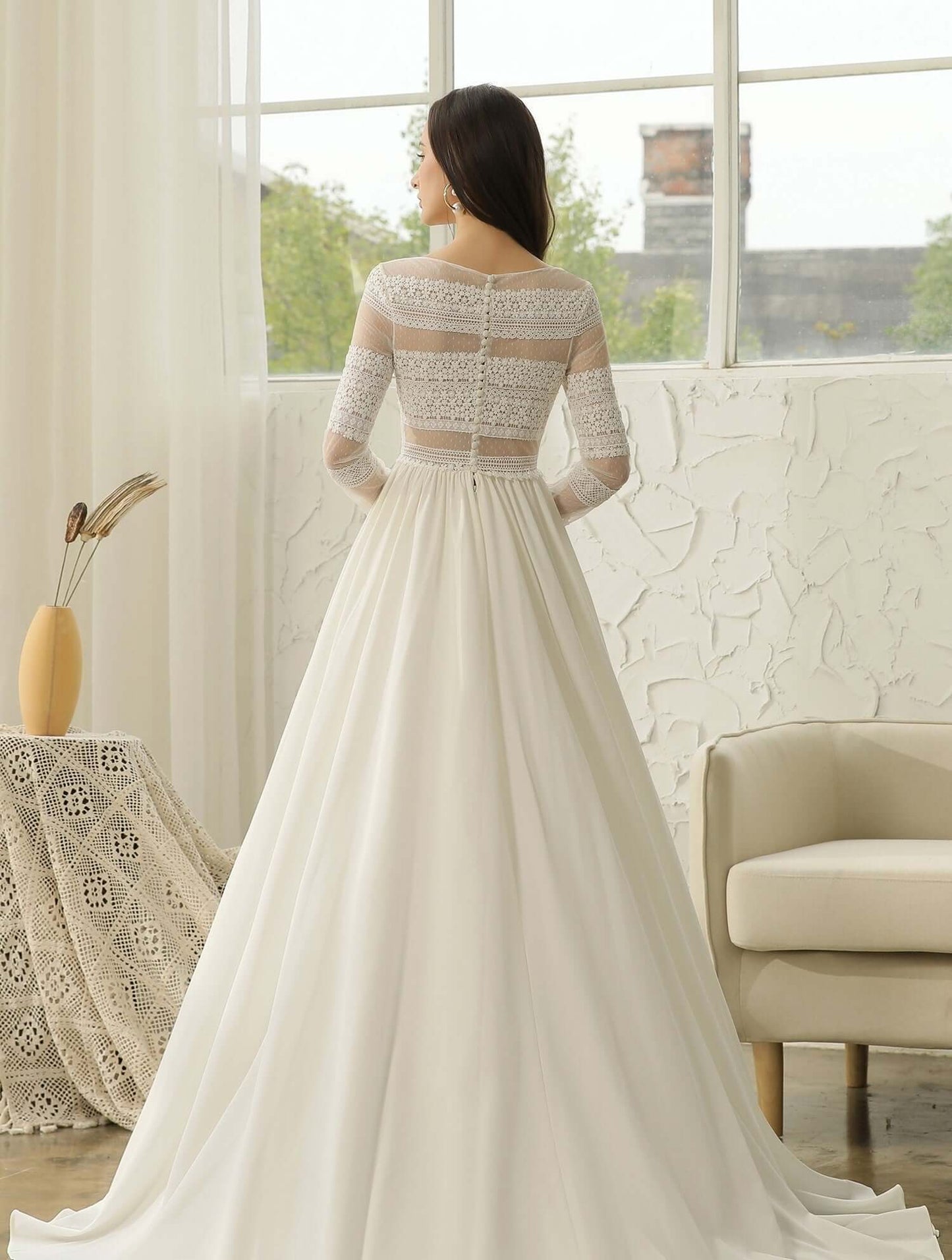 braut im leichten boho brautkleid mit langer schleppe rückansicht