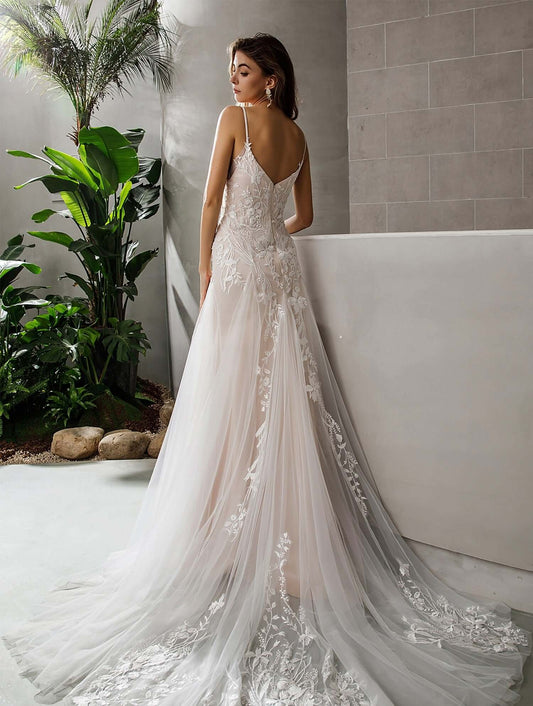 rückansicht von braut im modernen fit and flare brautkleid mit langer schleppe