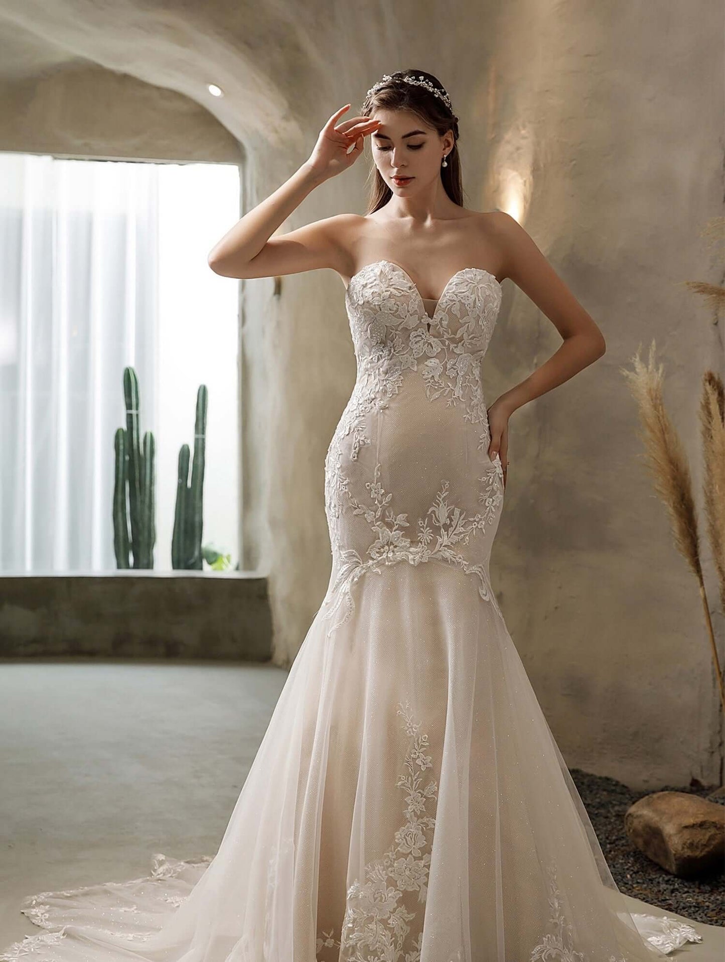 figurbetontes brautkleid mit glitzer und spitze