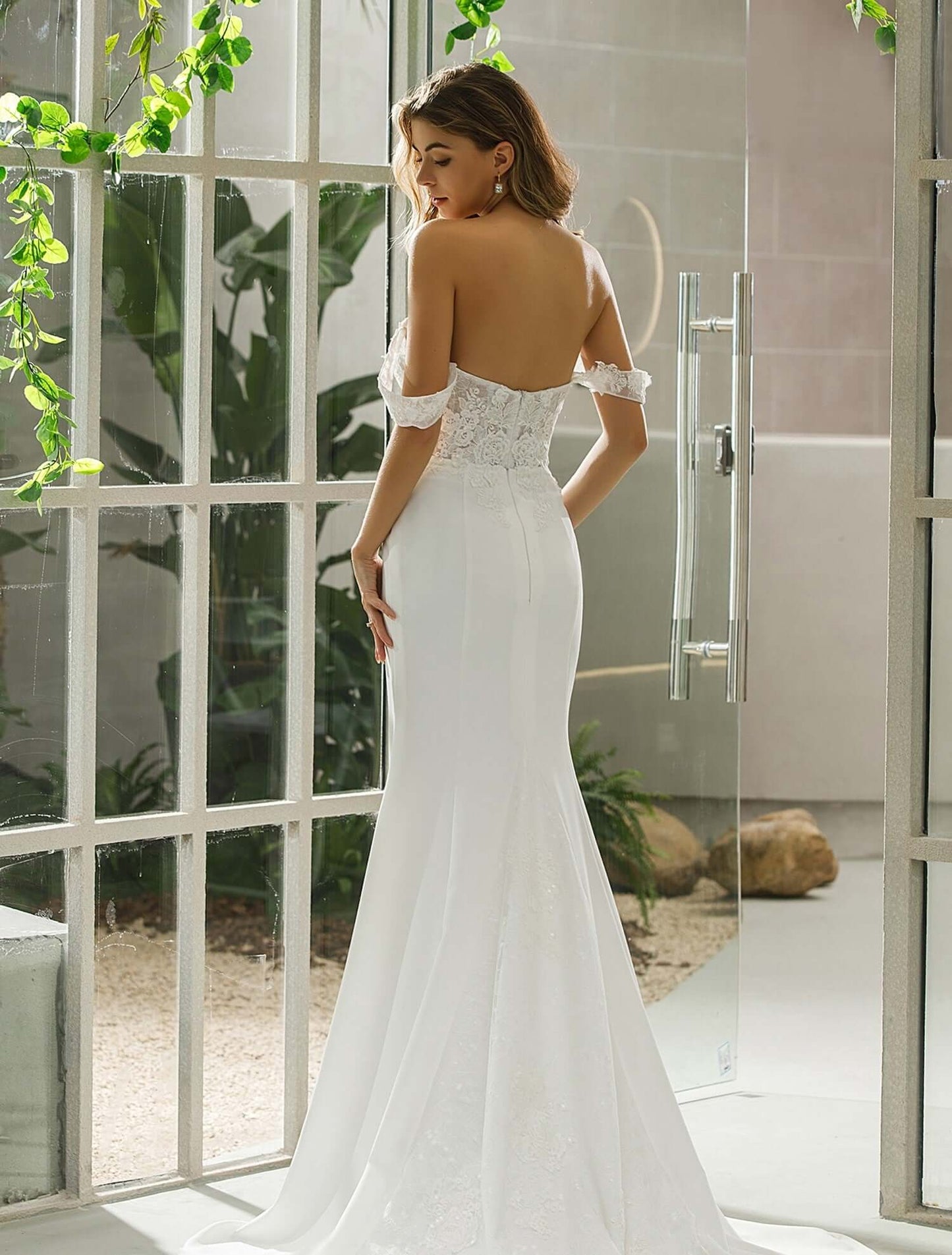 rückenaussschnitt von braut im schlichten crepe brautkleid mit langer schleppe