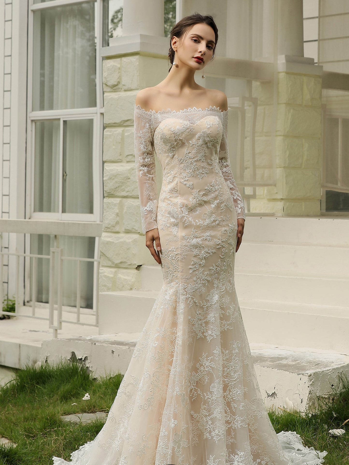braut im langärmligen fit and flare brautkleid aus spitze