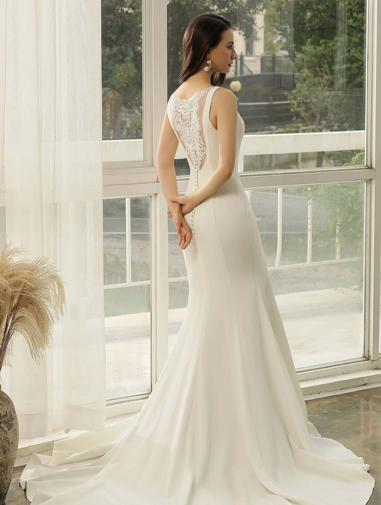 rücken von braut im ivoryfarbenen schlichten brautkleid