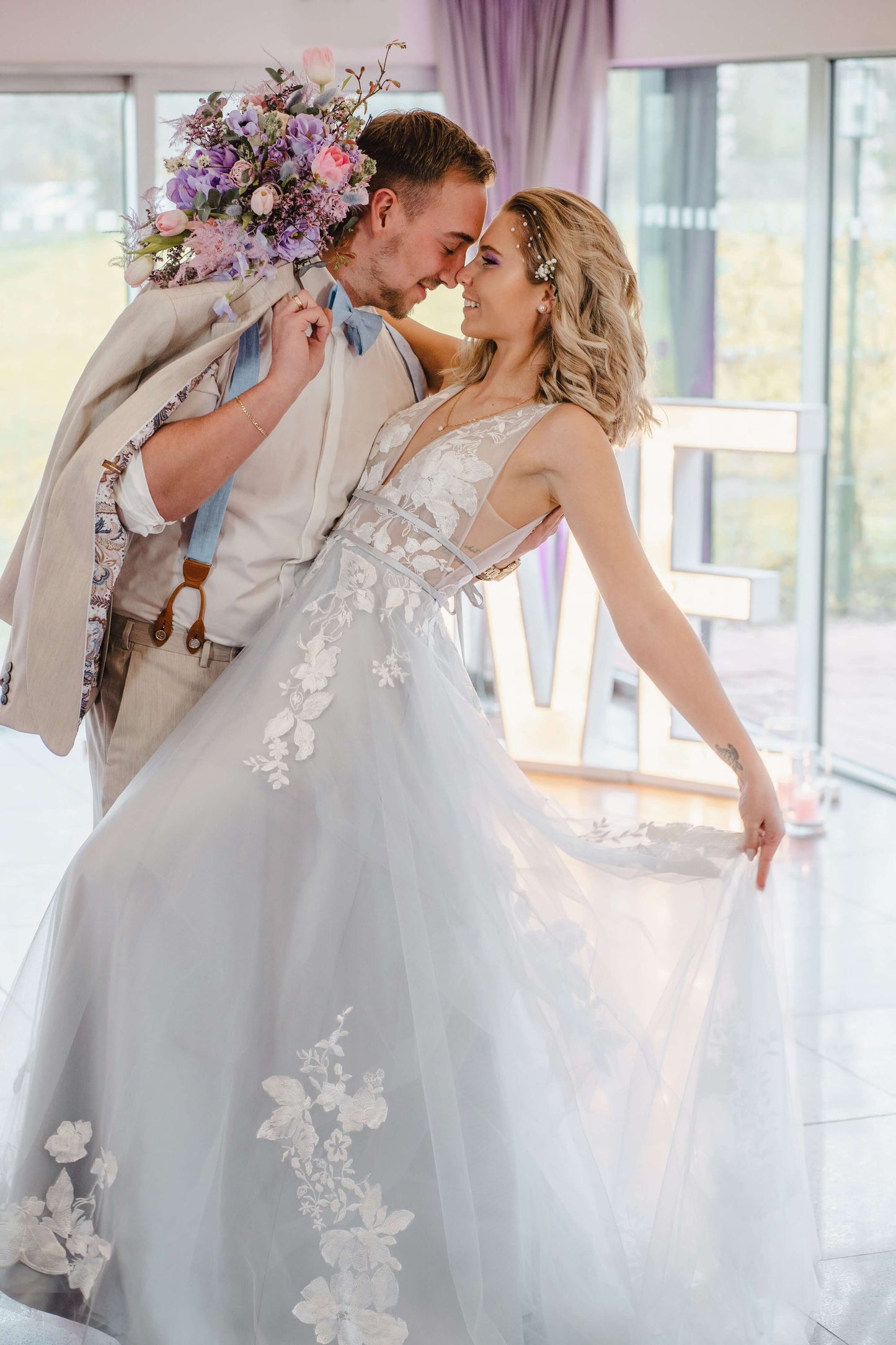 braut im blau grauen hochzeitskleid mit blumen