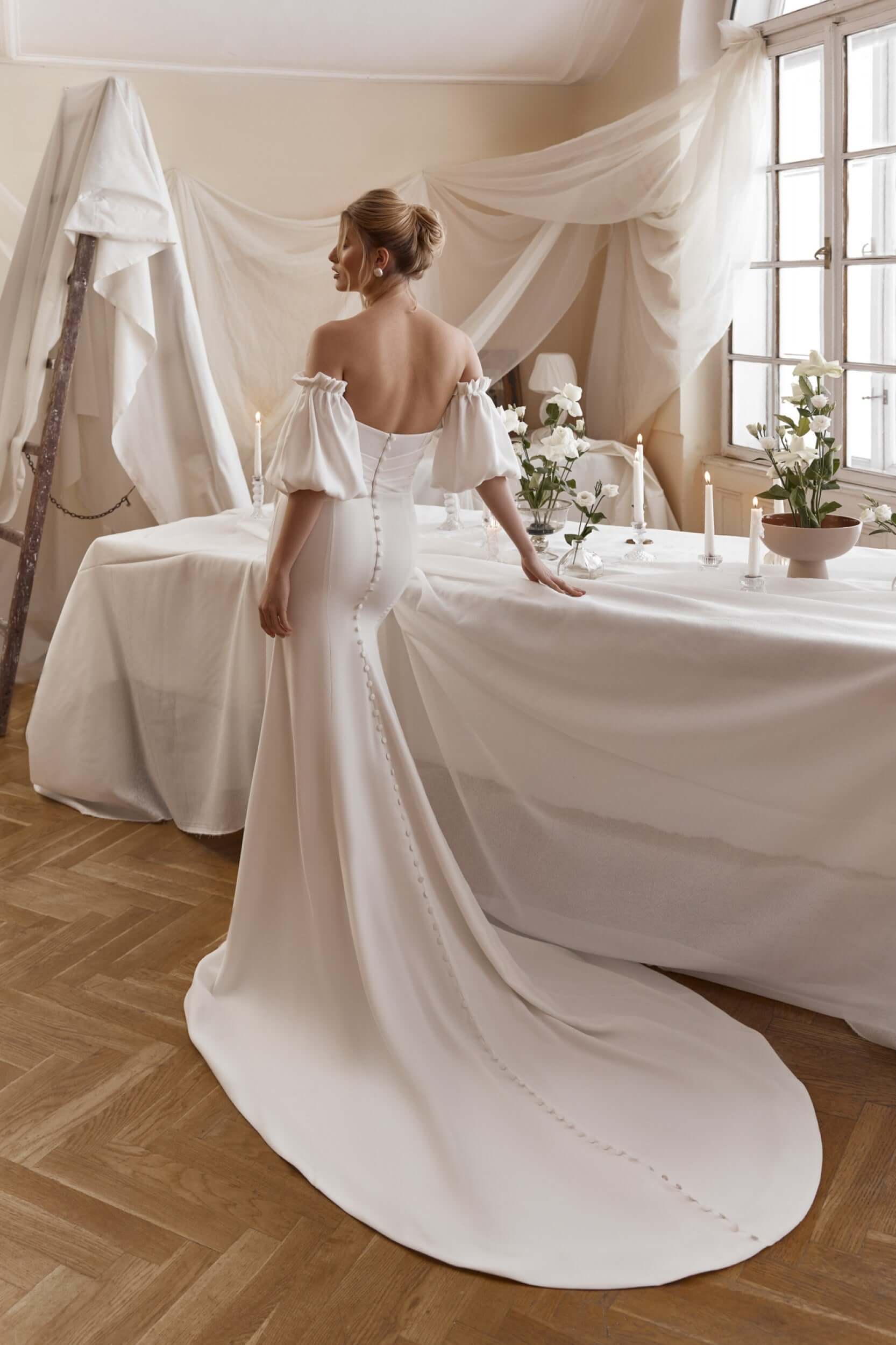 braut im schlichten crepe brautkleid mit langer schleppe